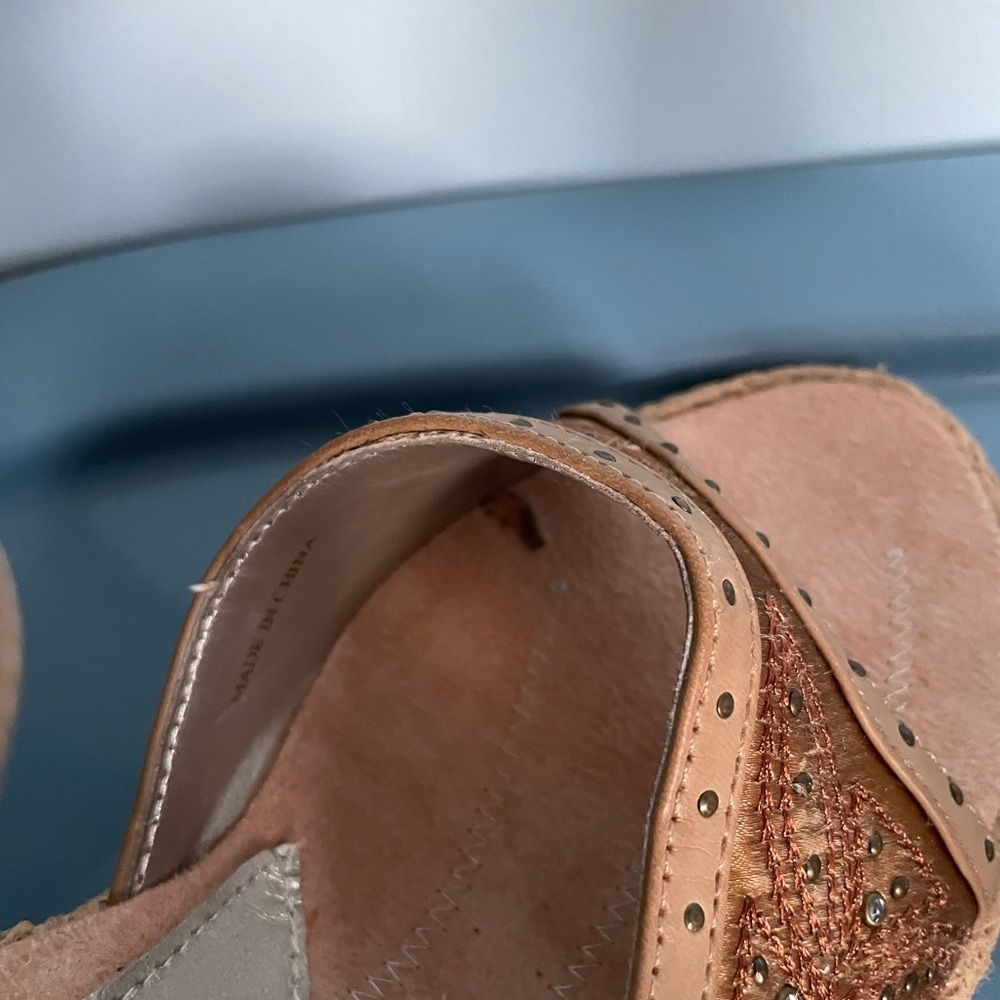 Women's Tan Embossed Heel - Picture 6 of 8